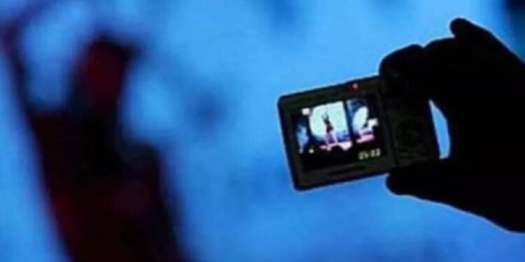 யாழில் குளித்துக்கொண்டிருந்த யுவதிக்கு காத்திருந்த அதிர்ச்சி!