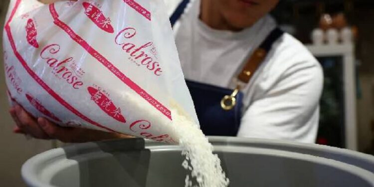 வெளிநாடொன்றில் அரிசியால் பறிபோன பதவி!