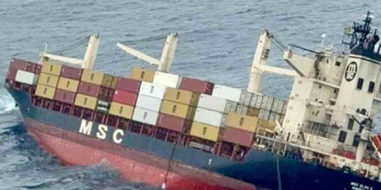 இந்தியாவில் லைபீரியக் கொடியுடன் கவிழ்ந்த சரக்கு கப்பல்!