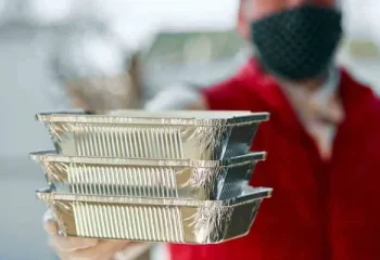 உணவுப் பாசலில்  சட்டத்தரணிக்கு காத்திருந்த அதிர்ச்சி!