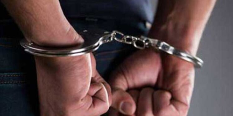 ஆபத்தான பொருட்களுடன் மூவர் கைது!