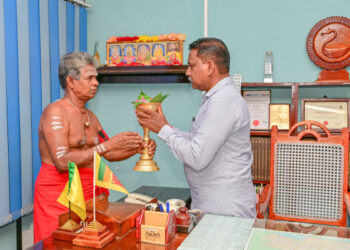 வரலாற்று சிறப்பு வாய்ந்த நல்லூர் கந்தசுவாமி ஆலய காளாஞ்சி கையளிப்பு