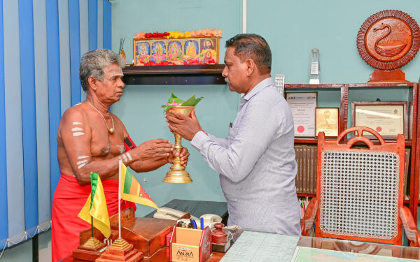 வரலாற்று சிறப்பு வாய்ந்த நல்லூர் கந்தசுவாமி ஆலய காளாஞ்சி கையளிப்பு