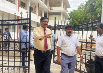 யாழில் கடவுச்சீட்டு அலுவலகத்தை பார்வையிட்ட கடற்தொழில் அமைச்சர்!