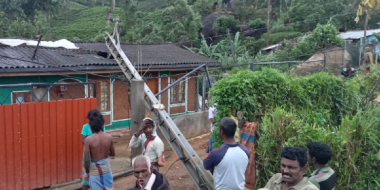 கடும் காற்றால் வீட்டின் மேல் விழுந்த மின்கம்பம்!