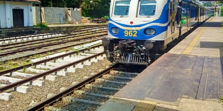 மீண்டும் இடை நிறுத்தப்பட்ட வடக்கு ரயில் சேவைகள்!