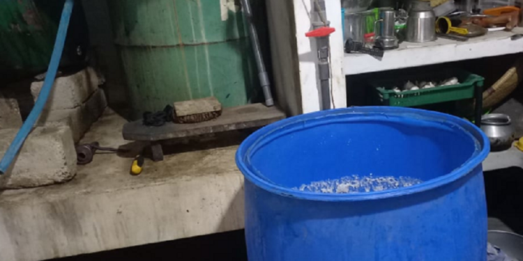 யாழ் வீடொன்றின் சமையலறையில் கசிப்பு உற்பத்தி!