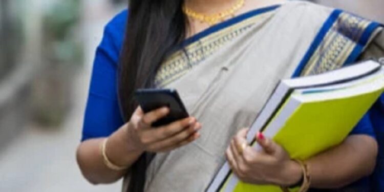 இணையத்தில் கசிந்த யாழ் ஆசிரியையின் அந்தரங்க காணொளி!