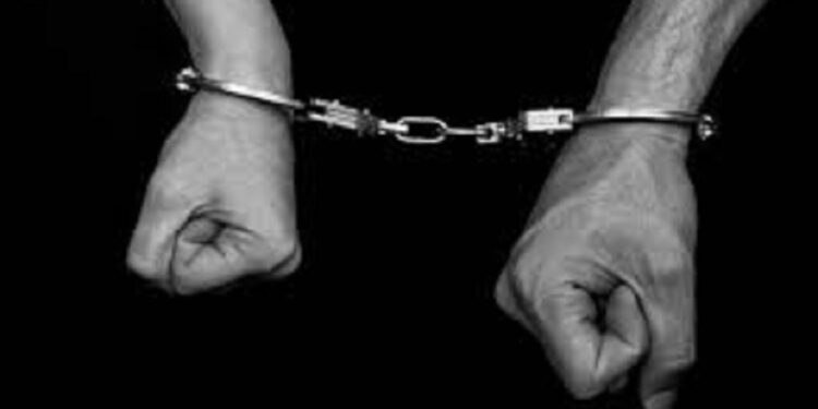 முல்லைத்தீவில்  வவுனியாவை சேர்ந்த இருவர் கைது