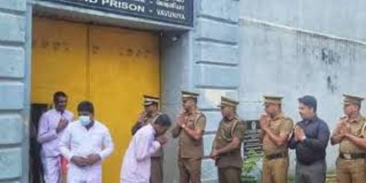 வவுனியா சிறைச்சாலையில் இருந்து 7 கைதிகள் விடுதலை !
