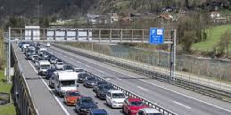 சுவிஸ் வீதிகளில் போக்குவரத்து நெரிசல்கள் அதிகரிப்பு!