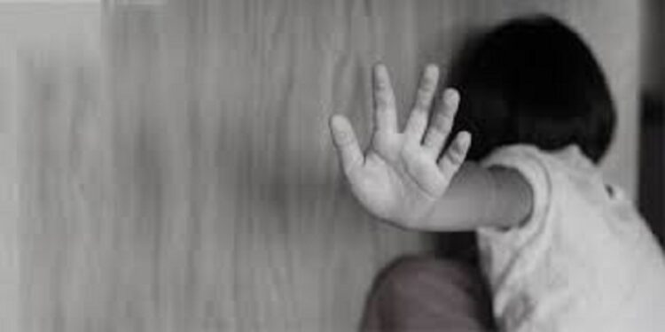 சிறுமிகளை பாலியல் துஷ்பிரயோகத்திற்கு உட்படுத்த முயன்ற  மூன்று பிள்ளைகளின் தந்தை கைது!