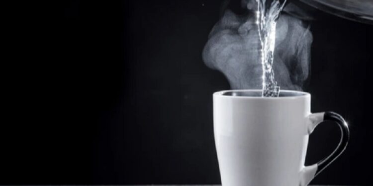 காலையில் வெறும் வயிற்றில் வெந்நீர் குடிப்பதால் இவ்வளவு நன்மைகளா?