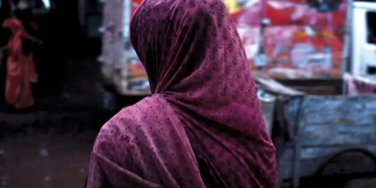 பாலியல் தொல்லை கொடுத்தவரை எரித்து கொன்ற பெண்கள்