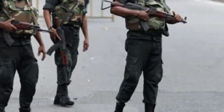 போதையில் நபர் ஒருவரை தாக்கிய இராணுவ சிப்பாய்கள்!