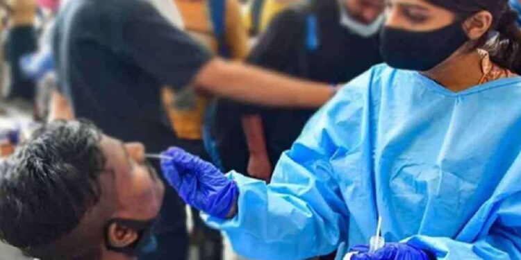 இந்தியாவில் கொரோனாவால் பலியான இளைஞர்