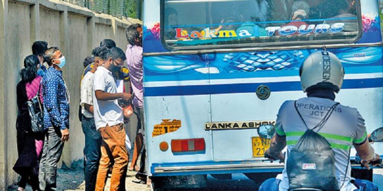 கோர விபத்தில் சிக்கிய தம்பதியினர் மனைவி பலி!