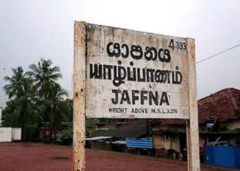 யாழில் வீதியில் நின்றவரின் பணப்பை பறிப்பு!