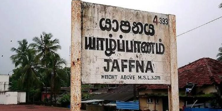 யாழில் வீதியில் நின்றவரின் பணப்பை பறிப்பு!