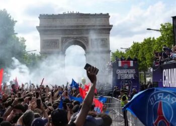 பிரான்சில் கால்பந்து வெற்றி கொண்டாட்டங்களில் வன்முறை வெடித்ததில் நூற்றுக்கணக்கானோர் காயம்!