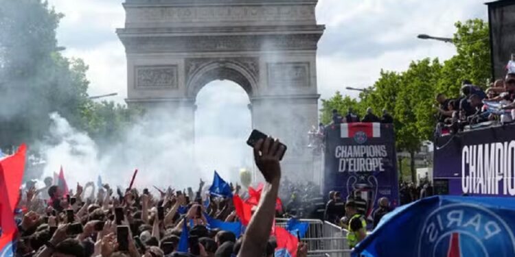 பிரான்சில் கால்பந்து வெற்றி கொண்டாட்டங்களில் வன்முறை வெடித்ததில் நூற்றுக்கணக்கானோர் காயம்!