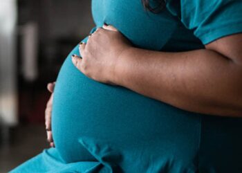 கர்ப்பிணி மனைவியின் தலையை வெட்டி பொலிஸ் நிலையத்தில் சரணடைந்த கணவன்!