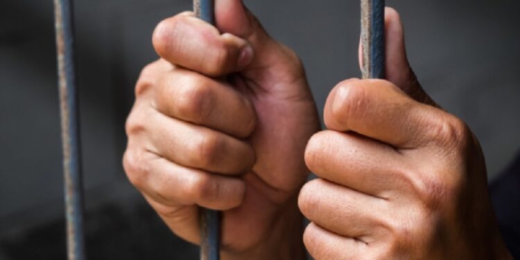 பேனா வடிவ துப்பாக்கியுடன் ஒருவர் கைது!