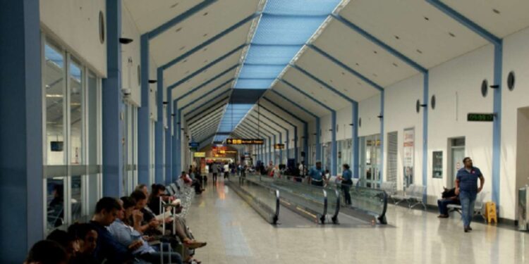 கட்டுநாயக்க விமான நிலையத்தில் ஆண் பெண் இருவர் கைது!