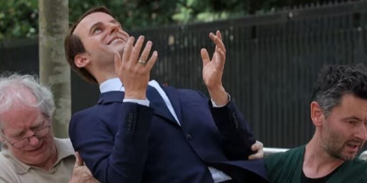 பிரான்ஸ் ஜனாதிபதியின் சிலை திருட்டு!