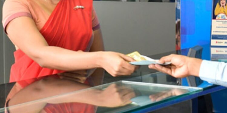 வங்கியில் பணிபுரியும் பெண் அதிகாரிகளின் மோசமான செயல்!