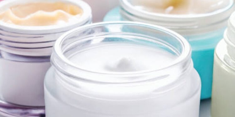 சமூக ஊடகங்கள் வாயிலாக காலாவதியான கிறீம்களை விற்பனை செய்த கடைகள் சுற்றிவளைப்பு!