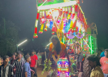 வற்றாப்பளை கண்ணகி அம்மன் ஆலயத்தில் பலரின் கவனத்தையும் ஈர்த்த பெண்கள் காவடி