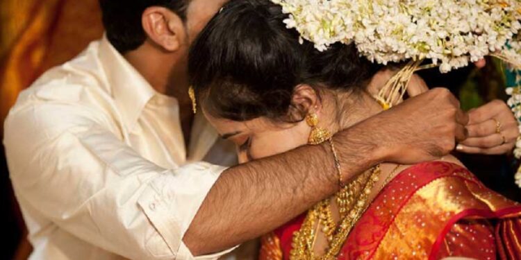 10 இளைஞர்களை ஏமாற்றி திருமணம் செய்து சிக்கிய பெண்!