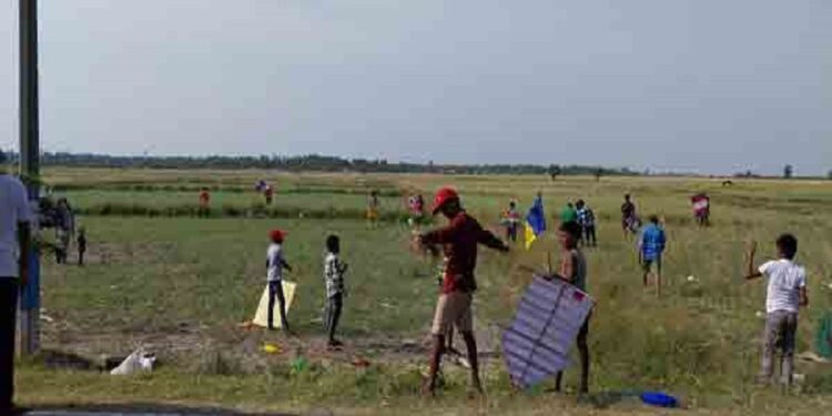 யாழ் செம்மணி வயலில் இடம்பெற்ற பட்டத் திருவிழா!