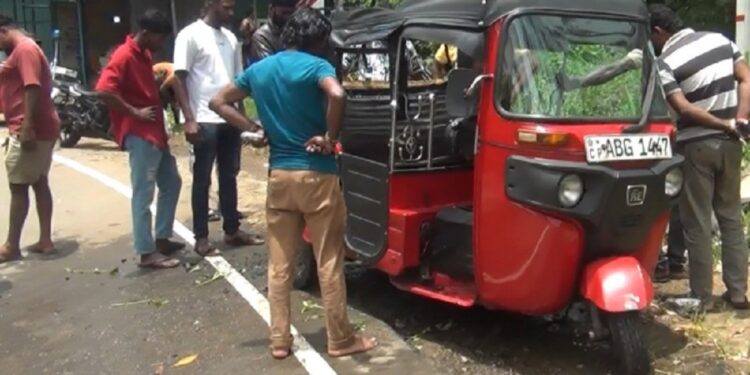 வீதியில் பயணித்துக் கொண்டிருந்த முச்சக்கரவண்டி தீ பற்றியது!