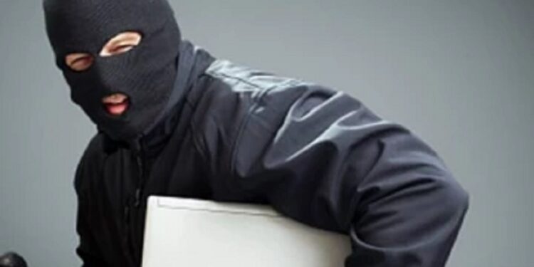 வினோதமான முறையில் திருட்டில் ஈடுபட்ட திருடன் கைது!