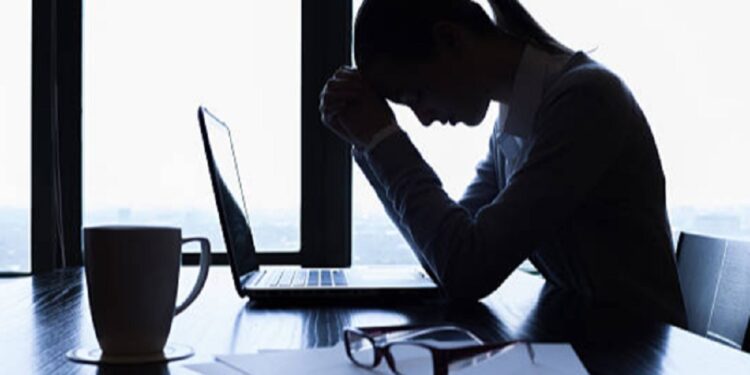 பெண்ணின் இடுப்பை கிள்ள 5 ஆயிரம் ரூபா தருவதாக கூறிய இளைஞர்