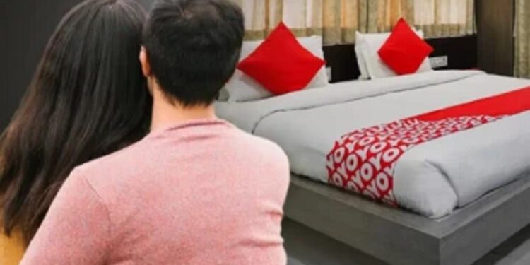 கடமை நேரத்தில் உல்லாசமாக இருந்த பொலிஸ் சார்ஜன்ட் ஒருவர் பணி இடை நிறுத்தம்