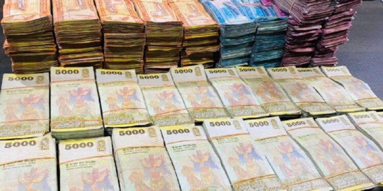 கட்டுக் கட்டாக மீட்க்கப்பட்ட பணம்!