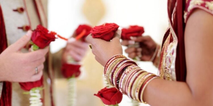 மகனுக்கு நிச்சயித்த பெண்ணை திருமணம் செய்து கொண்ட தந்தை!