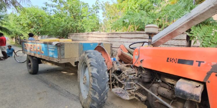 மின் கம்பத்துடன் மோதுண்ட உழவு இயந்திரம்!