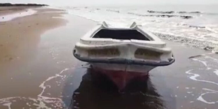 தமிழகத்தில் கரையொதுங்கிய யாழ் படகு!