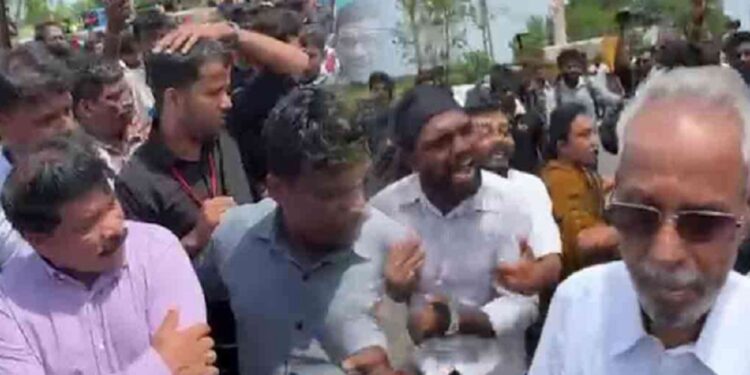 செம்மணி போராட்டத்தில் விரட்டி அடிக்கப்பட்ட அமைச்சர் !