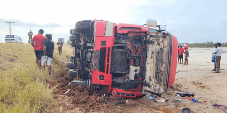 கிளிநொச்சியில் தடம் புரண்ட எரிபொருள் தாங்கி!