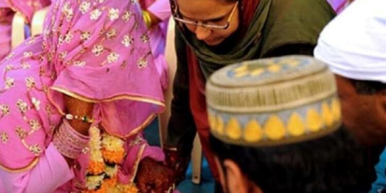 தமிழர் பகுதியில் மாணவிக்கு நிகழ்ந்த அநீதிக்கு நீதி கோரும் பொலிசார்!