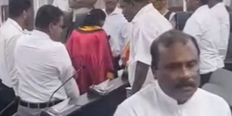 யாழ் மாநகரசபை அமர்வில் குழப்பம்!