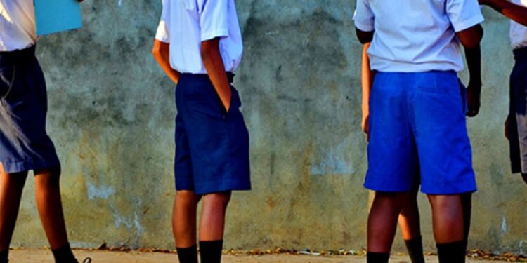 தமிழ் பாடசாலையில் நீண்டகாலமாக குடும்ப ஆட்சி !