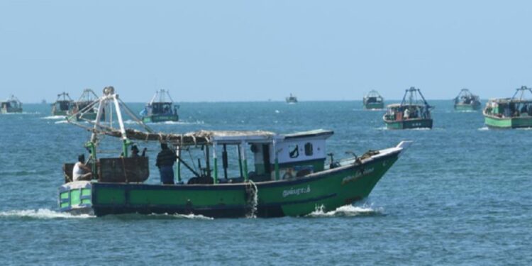 மீன் பிடிக்க சென்ற படகு விபத்தில் சிக்கியது!