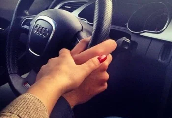 சொகுசு காரில் காதல் ஜோடியின் மோசமான செயல்!