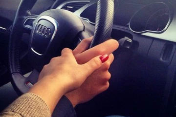 சொகுசு காரில் காதல் ஜோடியின் மோசமான செயல்!